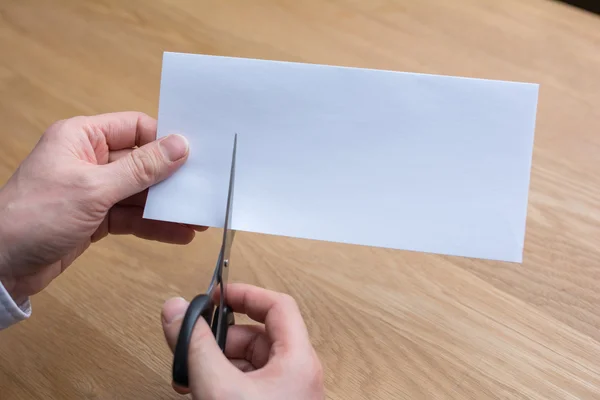 Бізнесмен різання паперу ножицями — стокове фото