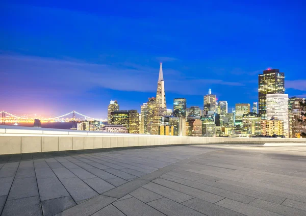 Andar com paisagem urbana e horizonte de São Francisco à noite — Fotografia de Stock