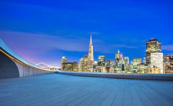 Podłogi z gród i panoramę z San Francisco w nocy — Zdjęcie stockowe