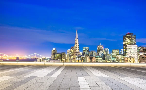 Piano con paesaggio urbano e skyline di San Francisco di notte — Foto Stock