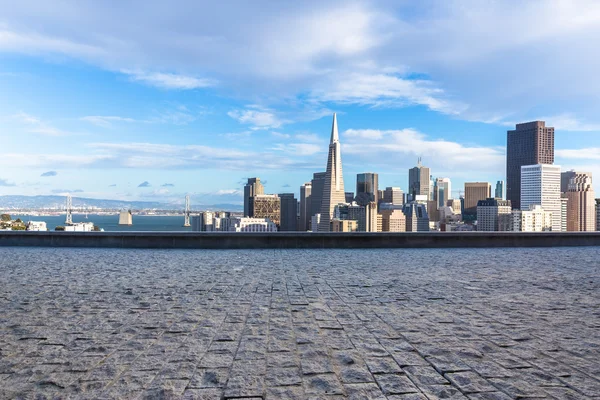 Piano vuoto con paesaggio urbano e skyline di San Francisco — Foto Stock