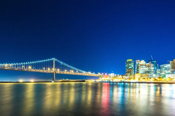 Centro da cidade de São Francisco perto da ponte da baía à noite — Fotografia de Stock