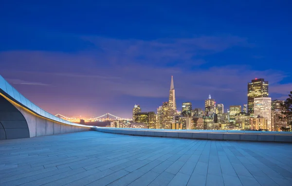 Floor with cityscape and skyline of San Francisco at night — Stock Photo, Image