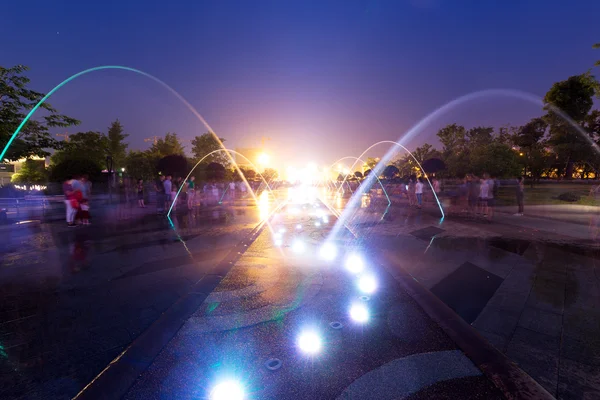 Calle con fuente y gente en Hangzhou en la noche — Foto de Stock