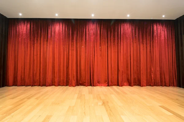 空荡荡的舞台，与红色幕布背景 — 图库照片