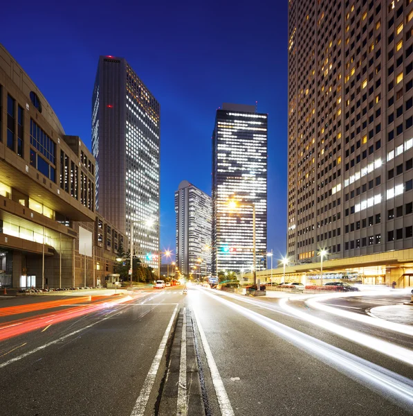 Tráfico por carretera en el centro de Tokio por la noche —  Fotos de Stock