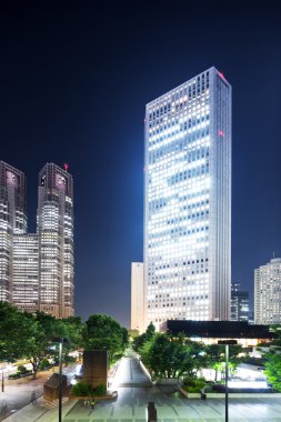 ofis binaları geceleri Tokyo şehir merkezinde