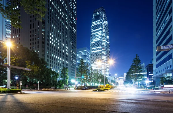 Verkeer op de weg in het centrum van Tokyo bij nacht — Stockfoto