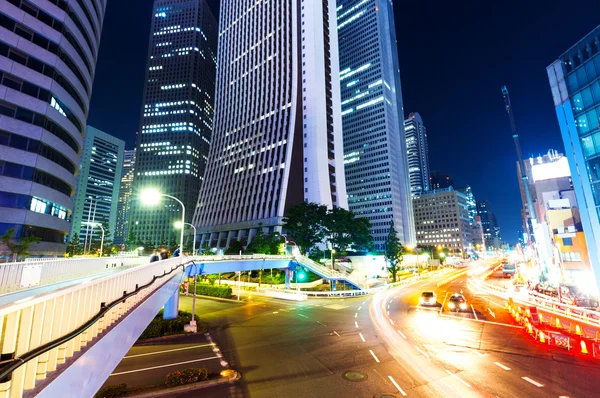 Trafik på väg i centrala Tokyo på natten — Stockfoto