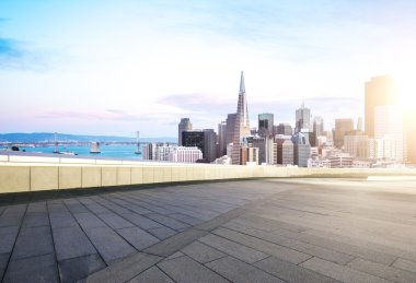 cityscape ve San Francisco manzarası ile boş sokak 