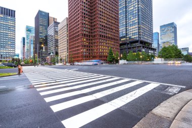 Tokyo şehir merkezinde yol kavşağı trafik