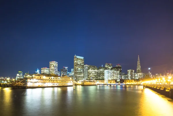 Centro da cidade de São Francisco perto da ponte da baía à noite — Fotografia de Stock