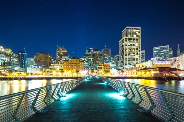 Fußweg über Wasser zu Bürogebäuden in San Francisco — Stockfoto