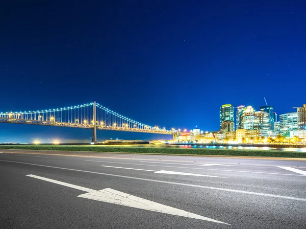 Bay bridge, gebouwen in het centrum van San Francisco — Stockfoto
