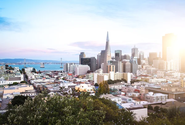 Paisaje urbano y horizonte de San Francisco con rayo de sol — Foto de Stock