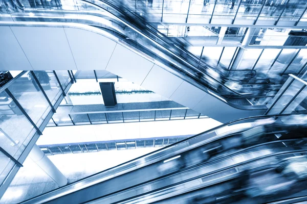 Elegant rulltrappa i moderna köpcentrum — Stockfoto