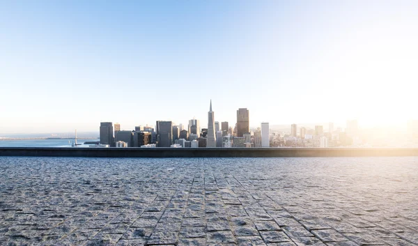 Calle vacía con paisaje urbano y horizonte de San Francisco — Foto de Stock