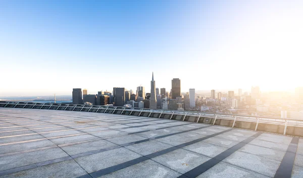 Strada vuota con paesaggio urbano e skyline di San Francisco — Foto Stock