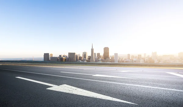 Empty road with cityscape and skyline of San Francisco — Stock Photo, Image