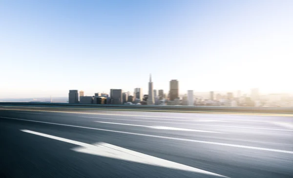 Empty road with cityscape and skyline of San Francisco — Stock Photo, Image