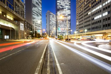 Tokyo şehir gece yolda trafik