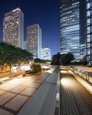 ofis binaları geceleri Tokyo şehir merkezinde