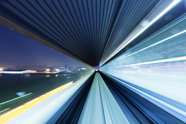 Train de mouvement flou dans le tunnel à Tokyo la nuit — Photo