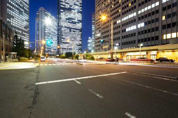 Tráfico por carretera en el centro de Tokio por la noche —  Fotos de Stock