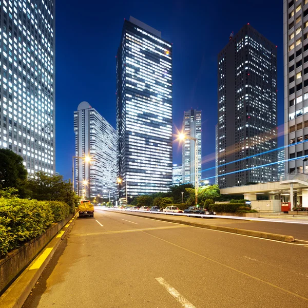 在夜晚的东京市中心道路上的交通 — 图库照片