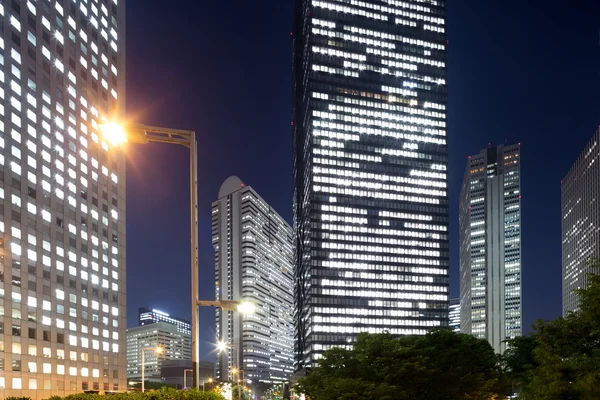 Kontorsbyggnader i centrala Tokyo på natten — Stockfoto