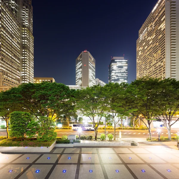 Edifícios de escritórios no centro de Tóquio à noite — Fotografia de Stock