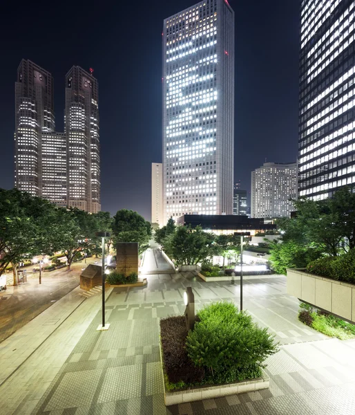 在夜晚的东京市中心办公大楼 — 图库照片