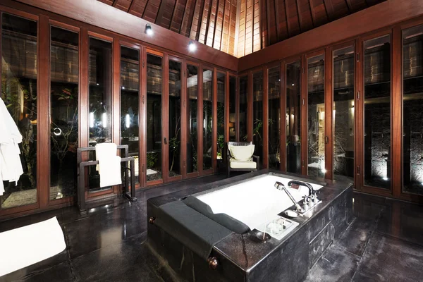 Décoration et design dans la salle de bain moderne de luxe — Photo
