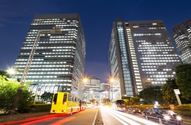 Tokyo şehir gece yolda trafik