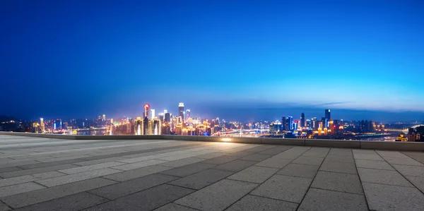 Rua vazia com paisagem urbana e horizonte de Chongqing — Fotografia de Stock