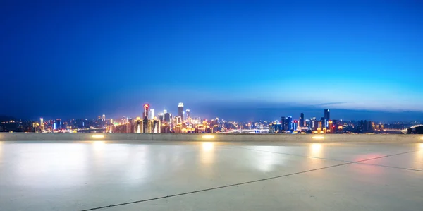 Calle vacía con paisaje urbano y horizonte de Chongqing —  Fotos de Stock