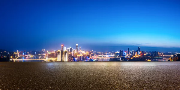 Strada vuota con paesaggio urbano e skyline di Chongqing — Foto Stock