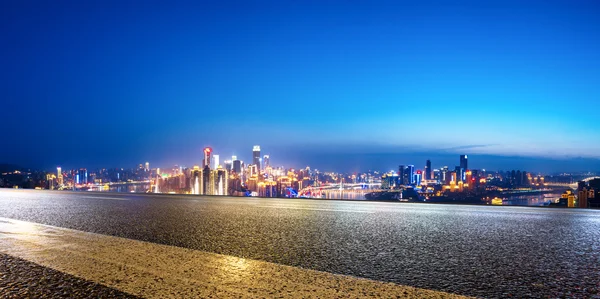 Strada vuota con paesaggio urbano e skyline di Chongqing — Foto Stock