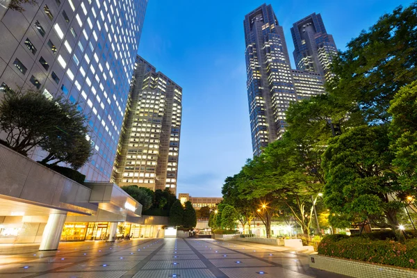 Kontorsbyggnader i centrala Tokyo på natten — Stockfoto