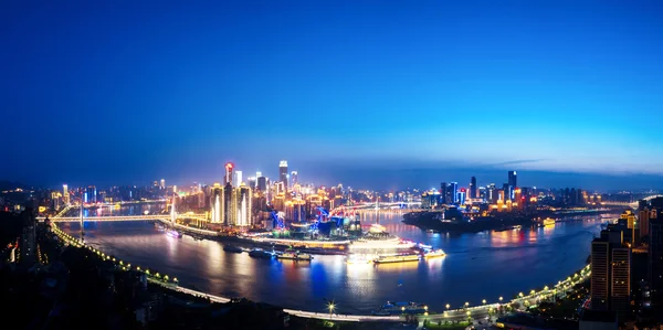 Paisagem urbana e horizonte do centro da cidade perto da água de Chongqing — Fotografia de Stock