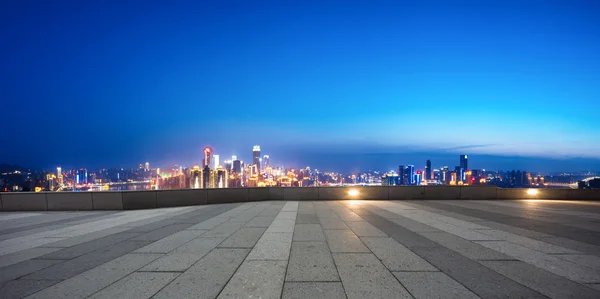 Rua vazia com paisagem urbana e horizonte de Chongqing — Fotografia de Stock