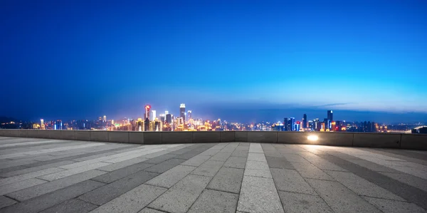 Rua vazia com paisagem urbana e horizonte de Chongqing — Fotografia de Stock