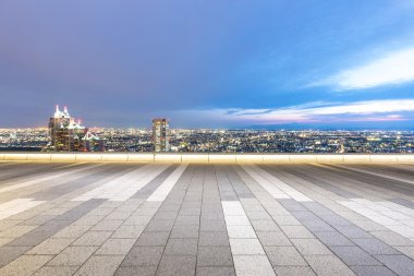 Cityscape ve Tokyo siluetinin alacakaranlıkta