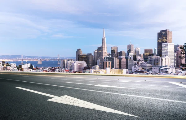 Camino vacío con paisaje urbano y horizonte de San Francisco — Foto de Stock