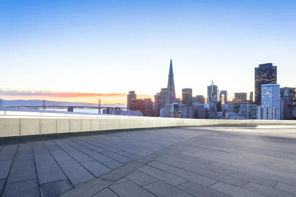 Piso vacío con paisaje urbano y horizonte de San Francisco —  Fotos de Stock