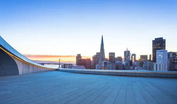 Piso vacío con paisaje urbano y horizonte de San Francisco — Foto de Stock