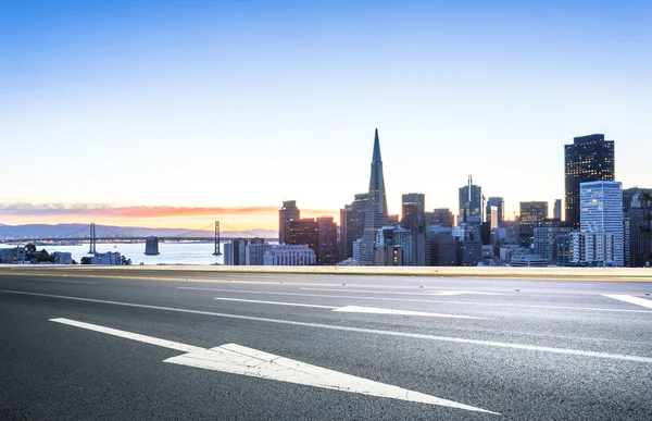 Empty road with cityscape and skyline of San Francisco — Stock Photo, Image