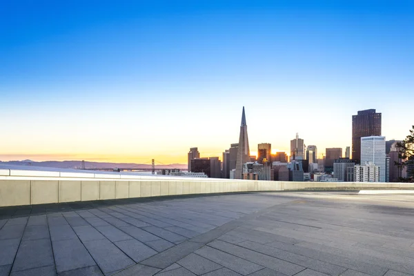 Piano vuoto con paesaggio urbano e skyline di San Francisco — Foto Stock