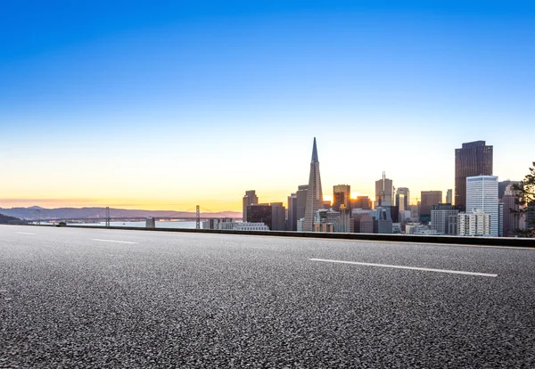 Strada vuota con paesaggio urbano e skyline di San Francisco — Foto Stock