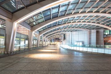 ofis binaları geceleri Tokyo şehir merkezinde